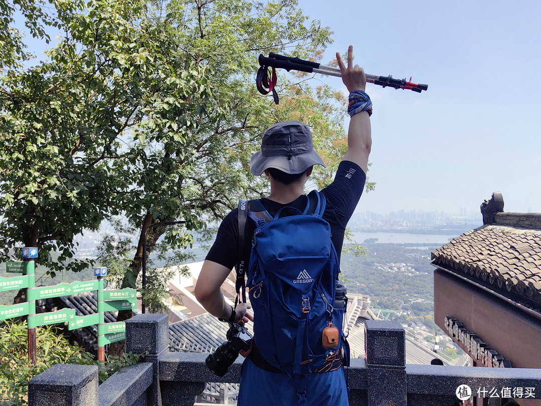 在秋意如画中徒步西湖美景：一场说走就走的登山之旅及4款徒步好物实战体验