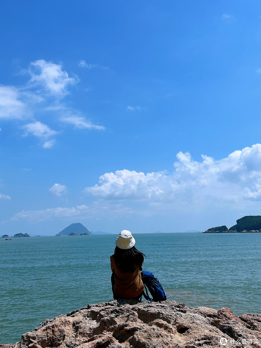 坐在礁石上看海