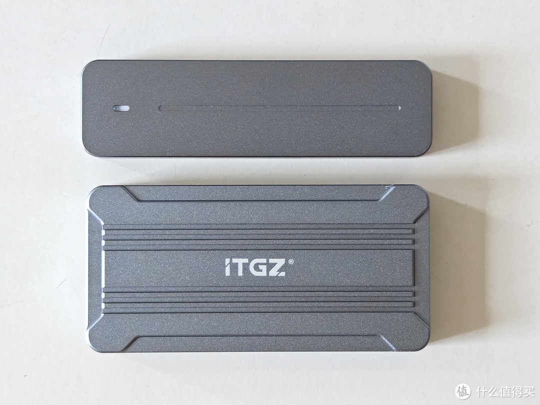 和 ITGZ USB 3.1 硬盘盒大小对比