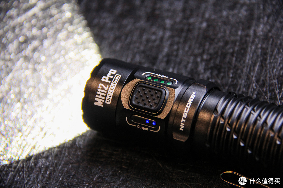 雨夜实测新灯珠：NITECORE MH12 Pro手电