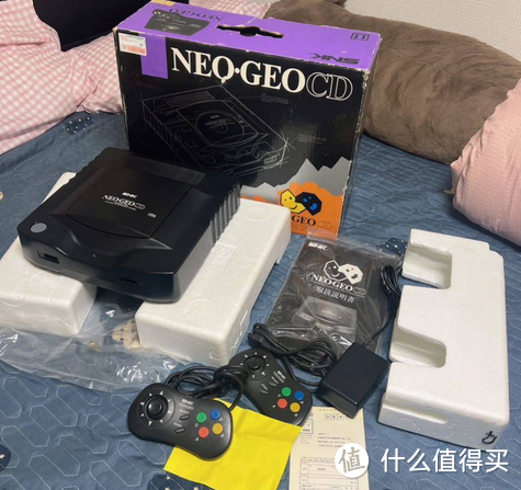 随着Neogeo CD推出的经典手柄