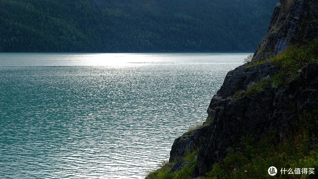 路边有一段悬崖，在悬崖的制高点欣赏湖景，很赞