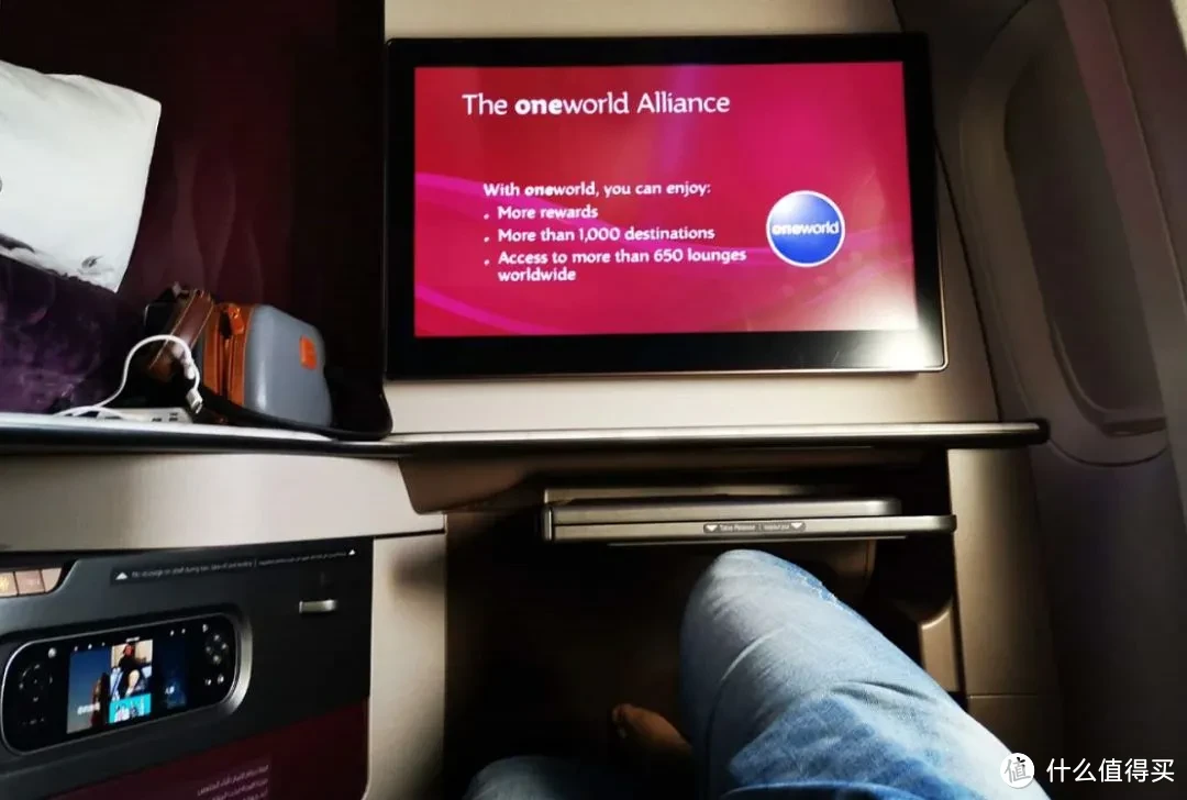 飞机上的小包厢，躺飞全世界还能睡双人床？卡塔尔航空Qsuite商务舱体验来了