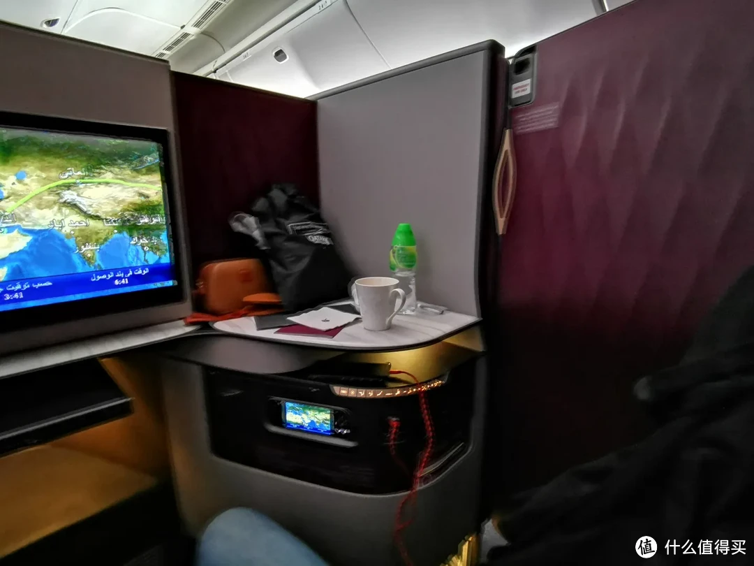 飞机上的小包厢,躺飞全世界还能睡双人床?卡塔尔航空Qsuite商务舱体验来了
