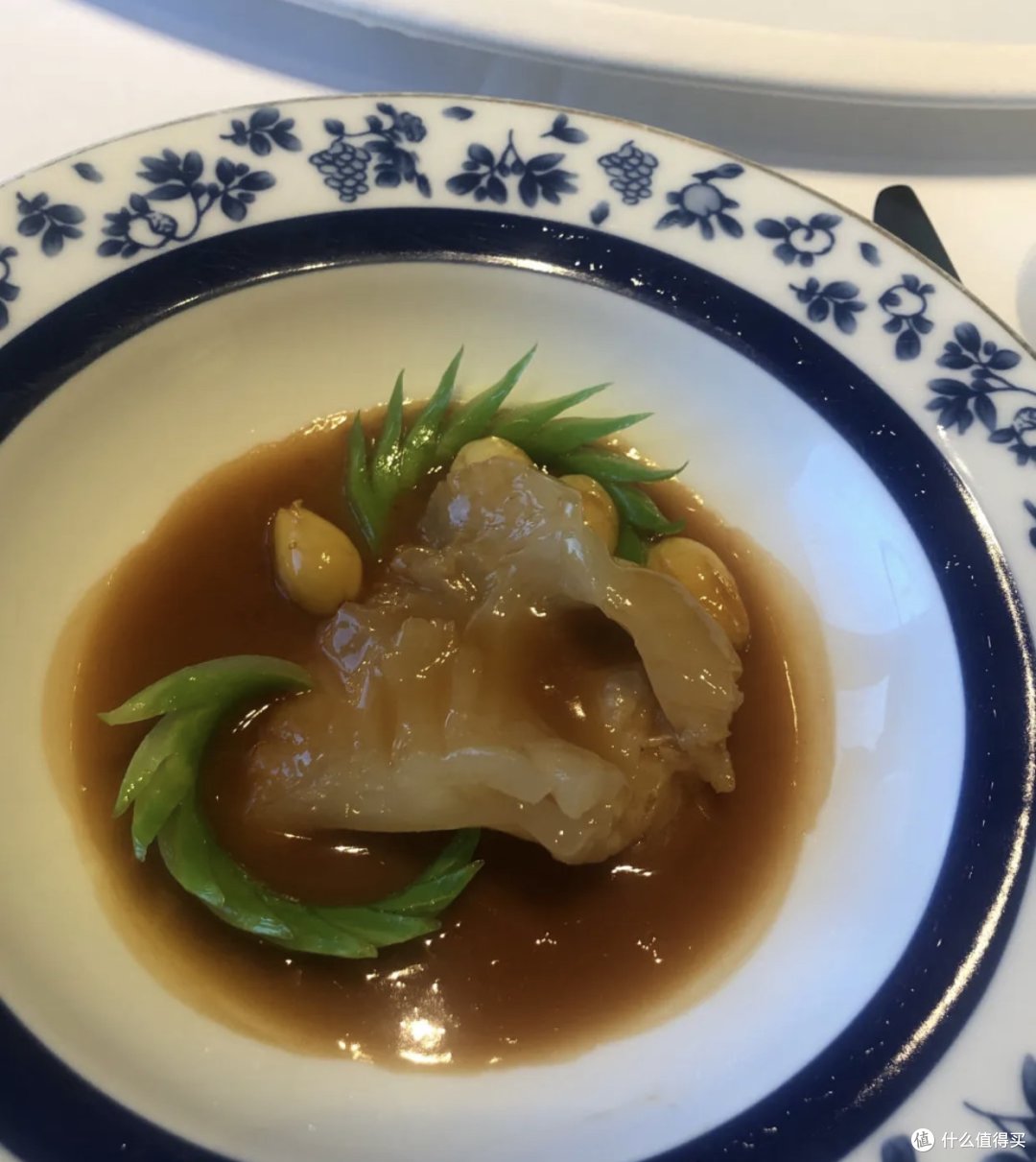烤乳鸽搭配捞汁鱼胶，非常好吃