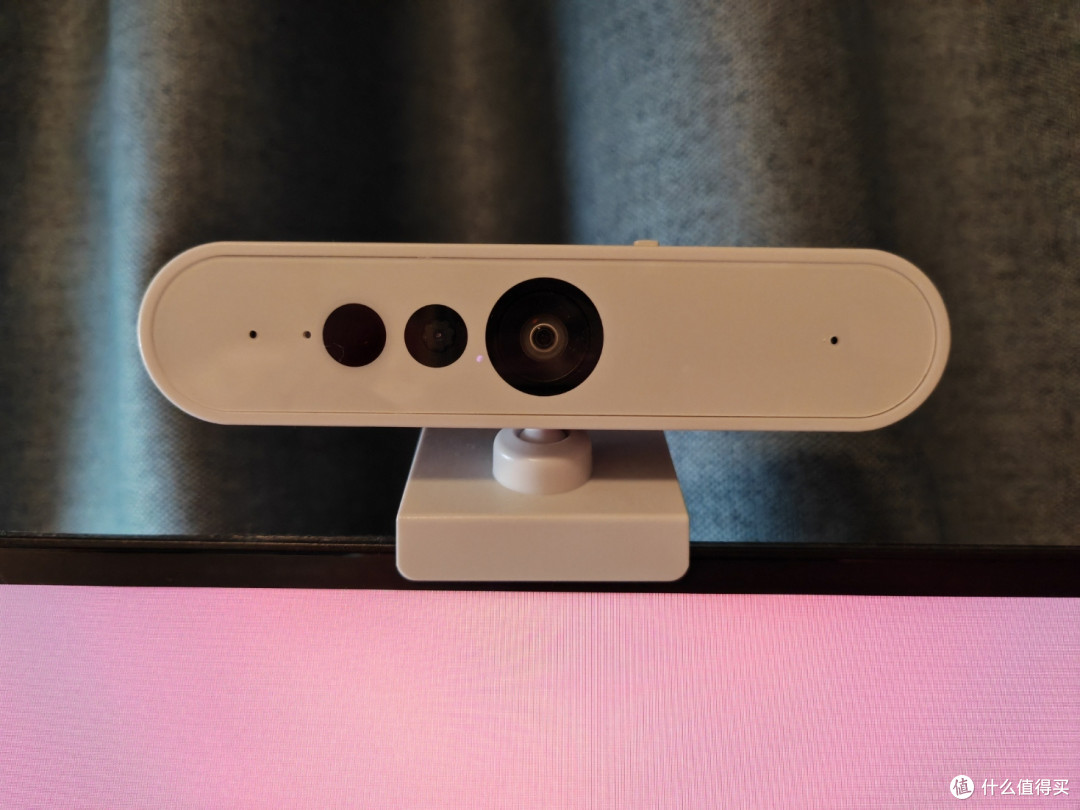 桌面使用摄像头安装使用非常简便,既可以放在桌上,也可以放在显示屏上