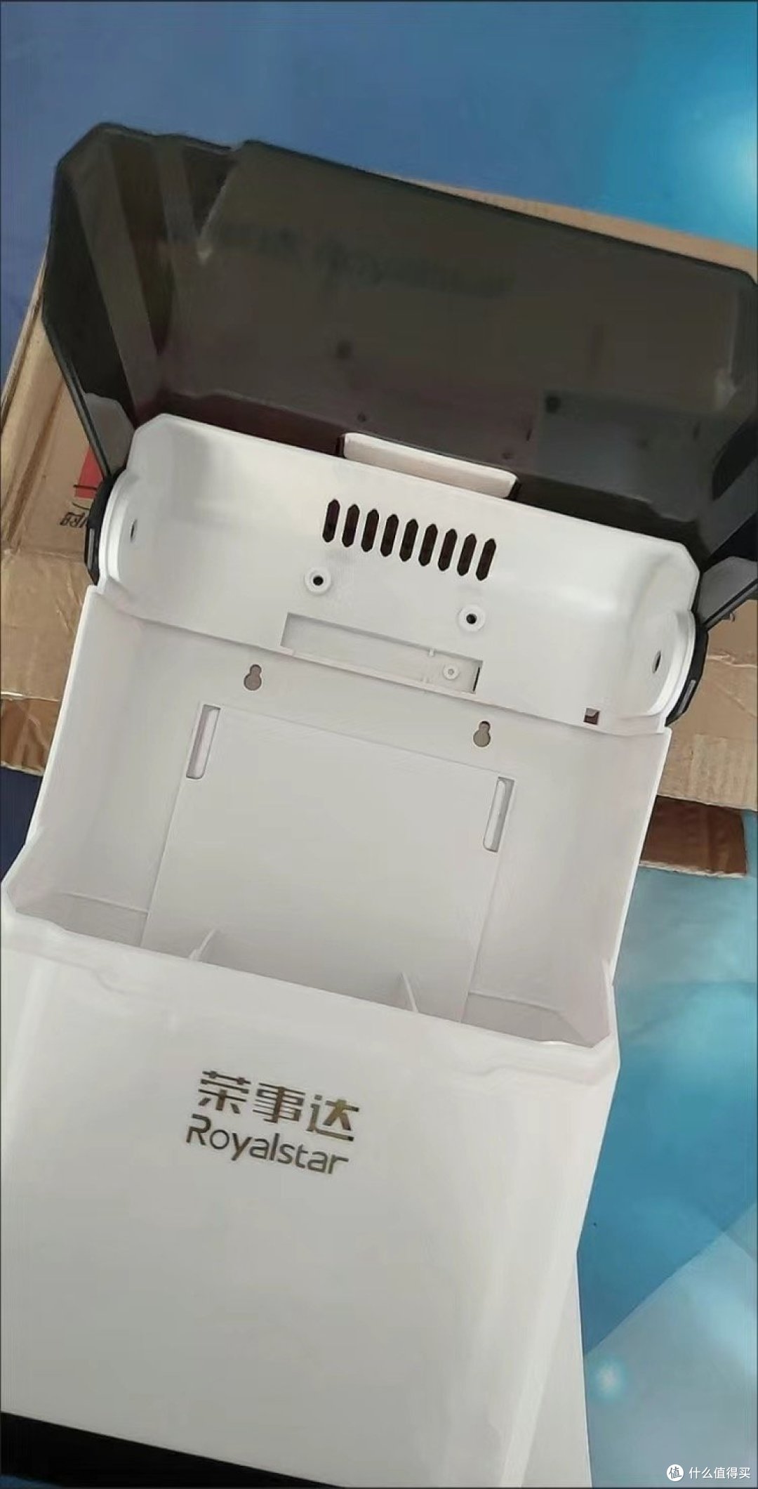 荣事达壁挂消毒筷子筒是一款功能强大的厨房小家电