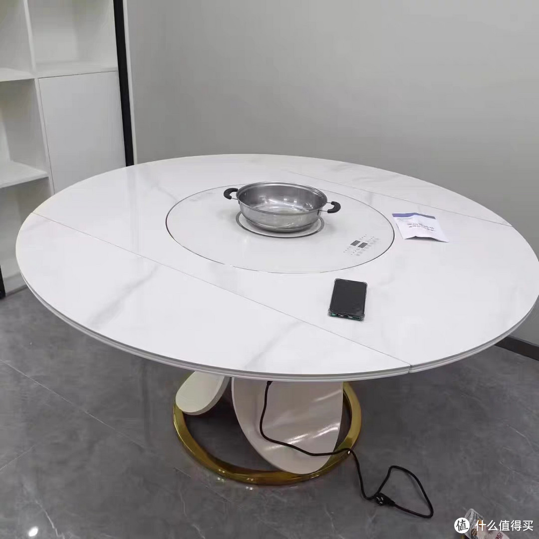 可伸缩岩板方圆两用餐桌是一款现代简约的家具