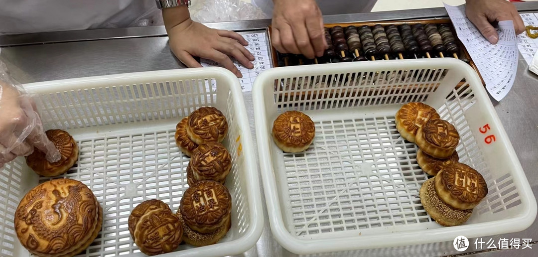 国庆节中秋节双节将至送礼最适合送月饼