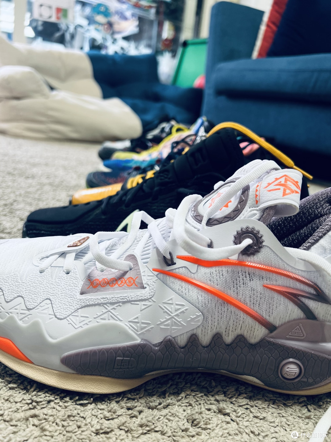 对比我最近穿的实战球鞋，不难发现，鞋面高度是明显降低的。