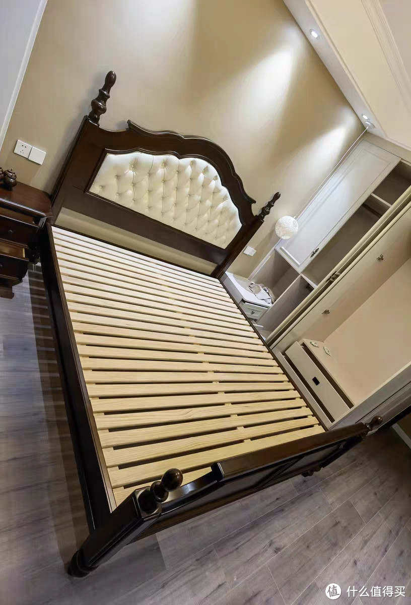 熙和美式法式复古风实木床是一款具有独特设计风格的双人床