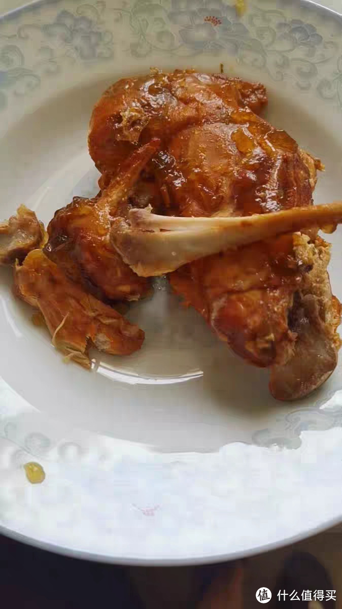 酱兔腿是一道非常美味的传统菜品，它以兔肉为主要原料制作而成。