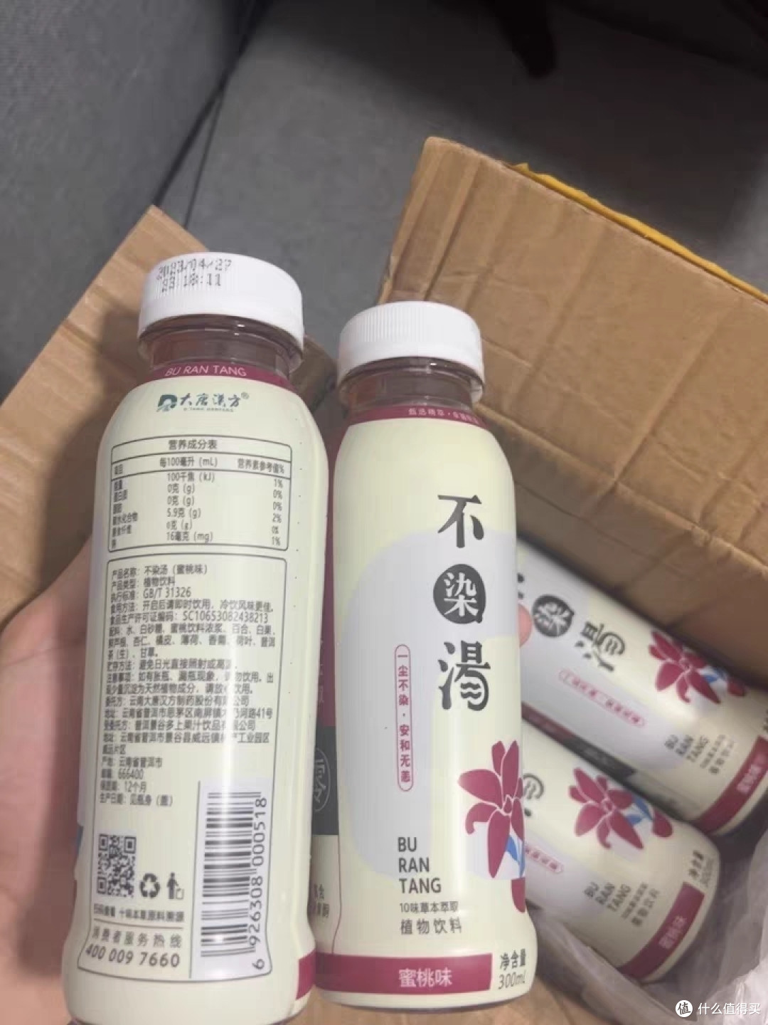 大唐汉方草本果汁凉茶的蜜桃青柠味水果茶饮料是一款健康饮品