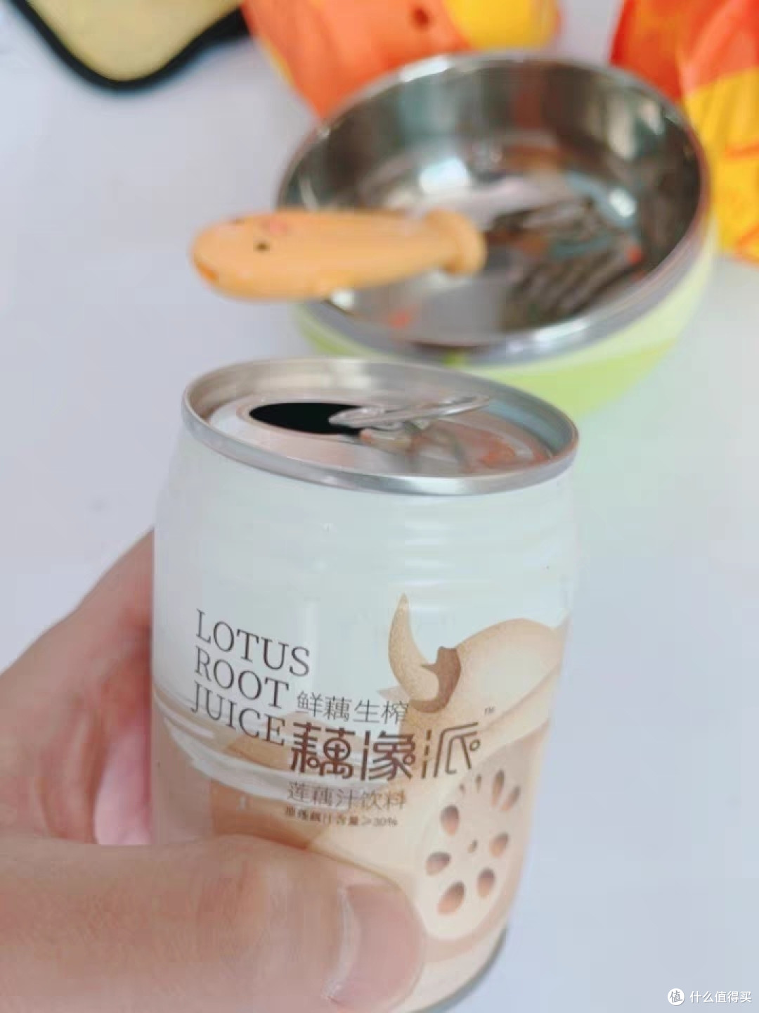莲藕汁是一种健康的果蔬饮料,它以扬州特产罐装包装而闻名