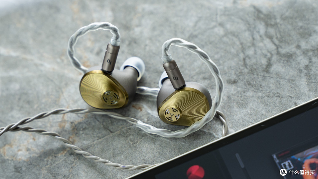AK悄然无声地推出了新款机型——A&futura SE300 Titan Limited Edition