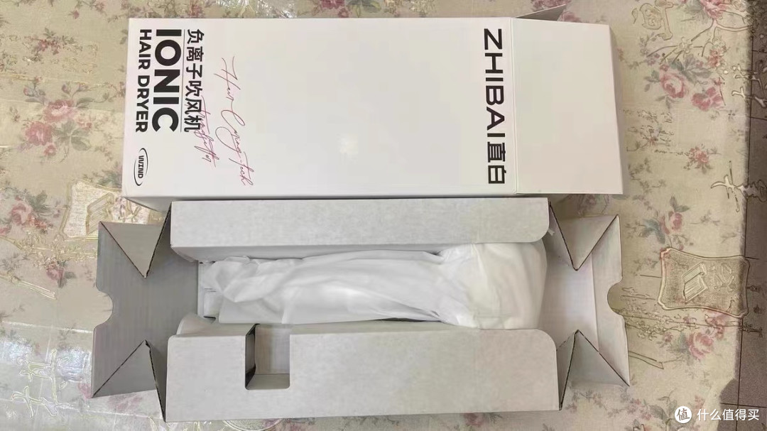 之前住酒店的时候看中的吹风机!风力很大!噪音很小!