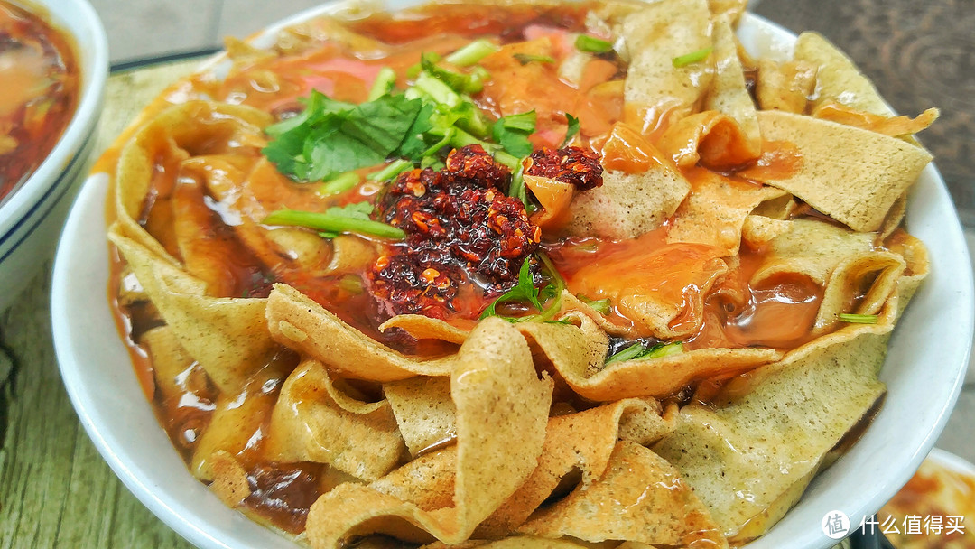 锅巴菜：传统小吃里的瑰宝
