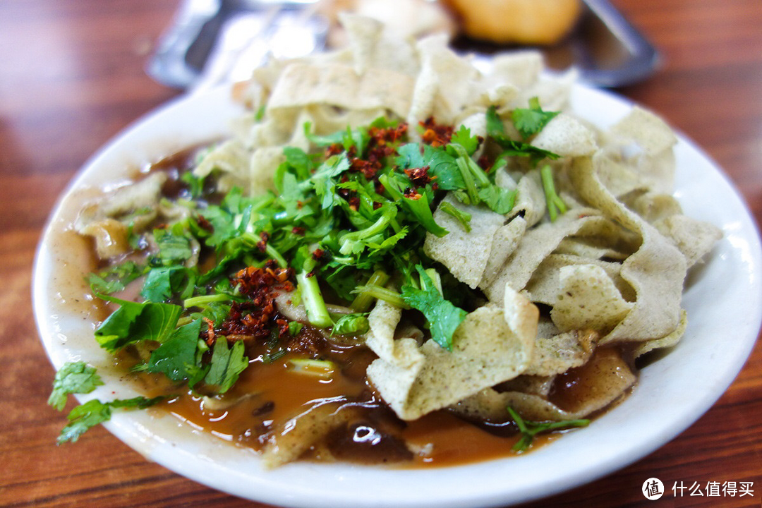 锅巴菜：传统小吃里的瑰宝