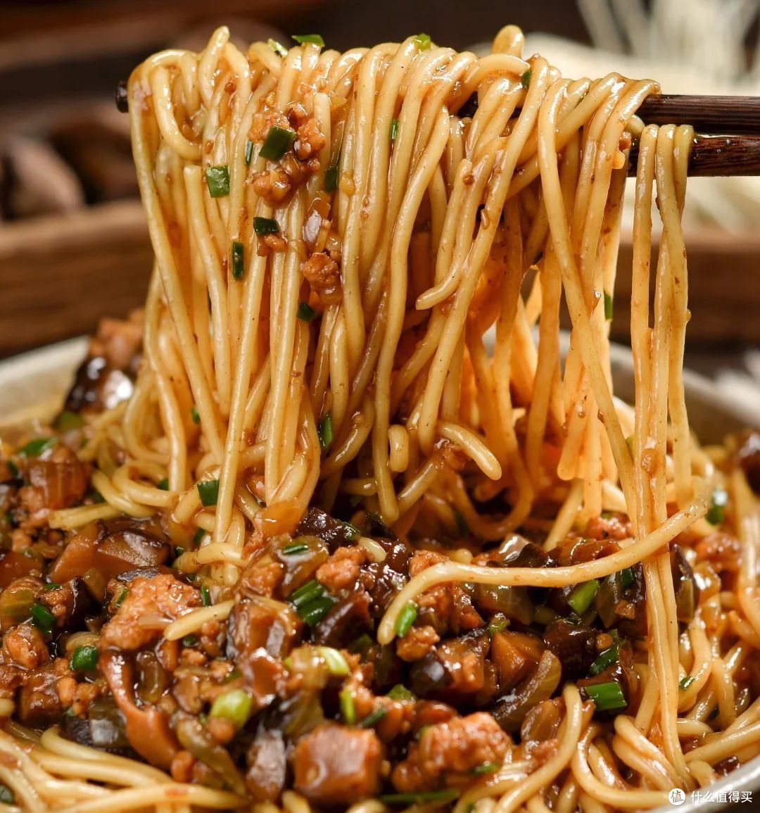 尝过这碗面，你会爱上它的口感和味道，胜过外面几十元的大餐！