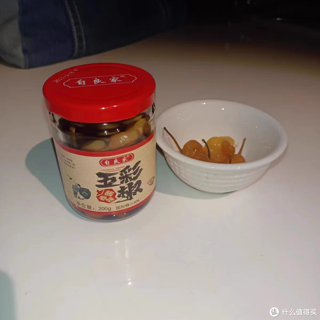 广西农家泡菜是一道美味可口的下饭菜，以新鲜七彩泡椒