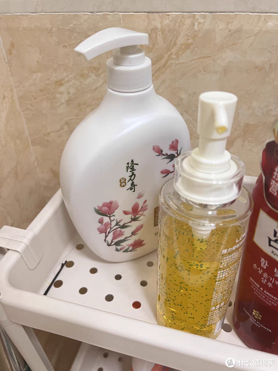 隆力奇蛇胆硫磺除螨沐浴露液体皂液是一种专门用于去除螨虫的沐浴露产品。