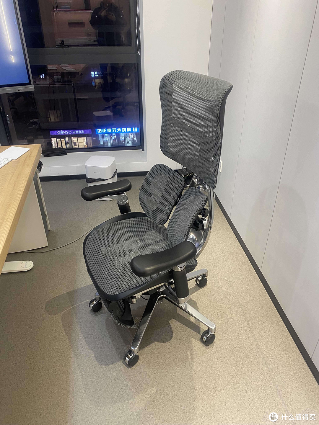 西昊人体工学椅是一款以人体工程学为基础的设计概念而开发的办公椅。