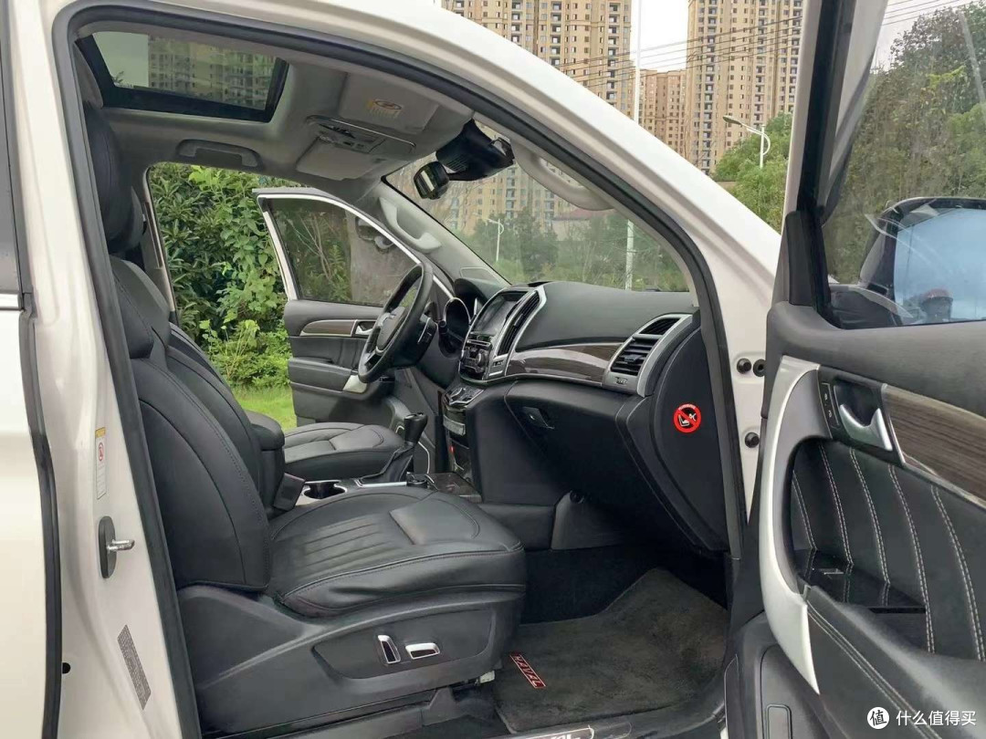 哈佛H9是哈佛品牌旗下一款豪华SUV车型，其车身设计充满了力量感和豪华感