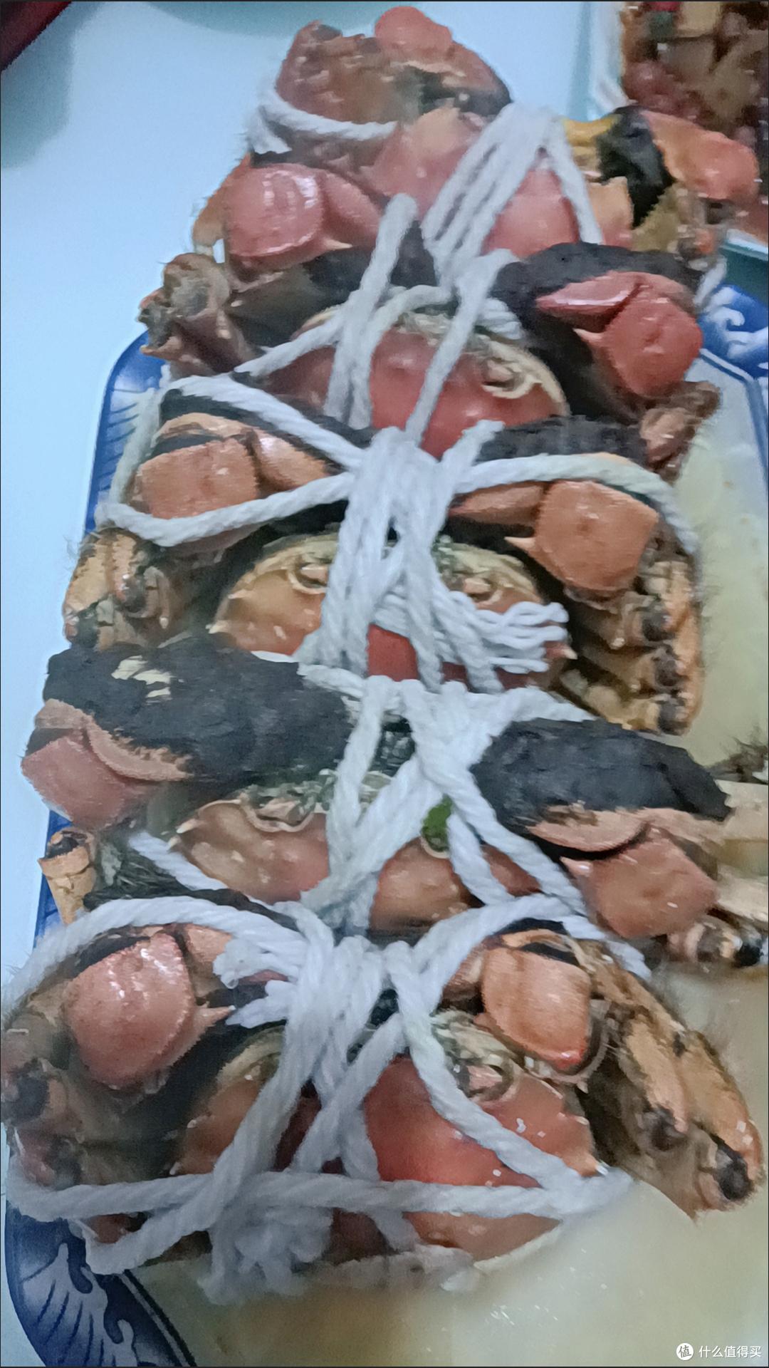 作为江南地区的特色美食之一，大闸蟹除了口感鲜美之外，还具有丰富的营养价值和健康功效。