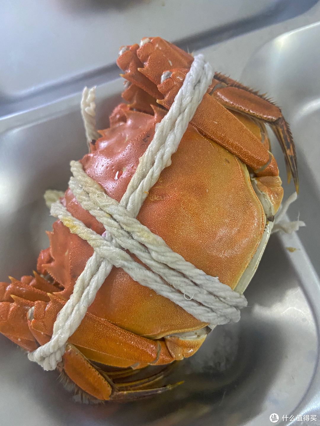 作为江南地区的特色美食之一，大闸蟹除了口感鲜美之外，还具有丰富的营养价值和健康功效。
