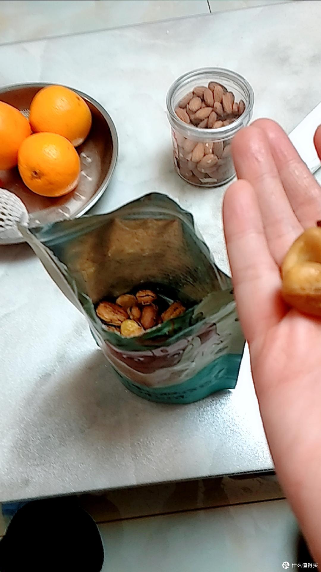 三只松鼠大礼盒是一款受人喜爱的零食礼盒