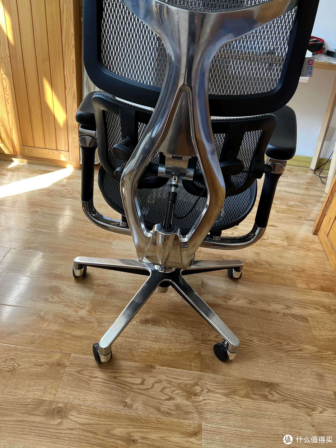 西昊公司推出了一款创新的人体工学椅