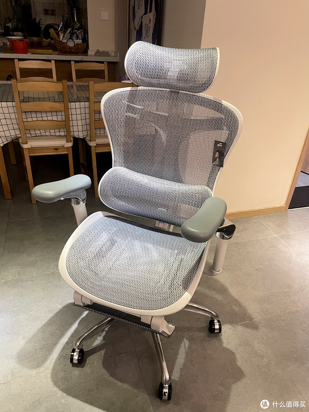 西昊公司推出了一款创新的人体工学椅，旨在提供舒适和健康的工作体验，并提升工作效率。