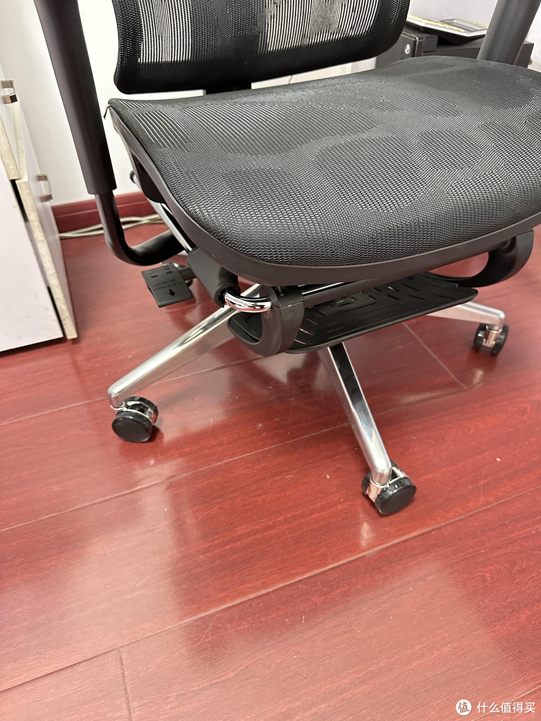 西昊公司推出了一款创新的人体工学椅，旨在提供舒适和健康的工作体验，并提升工作效率。