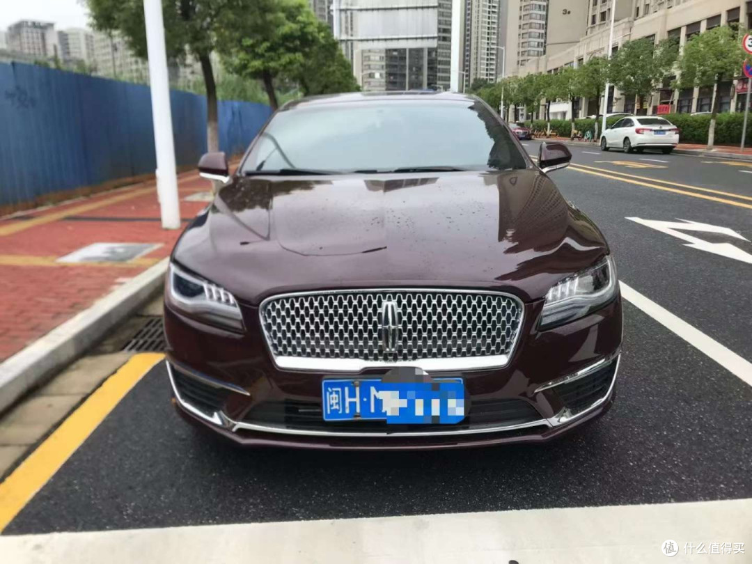以下是林肯MKZ内饰设计的一些特点和亮点