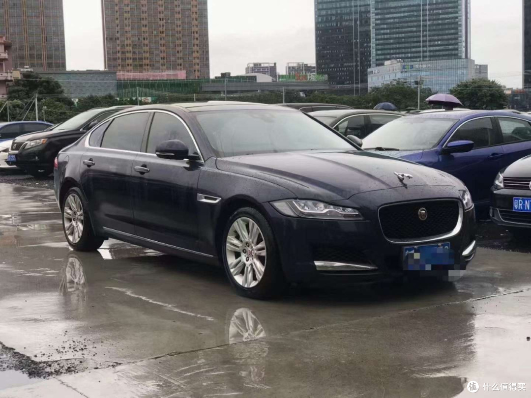 以下是捷豹XFL前脸设计的一些特点和亮点