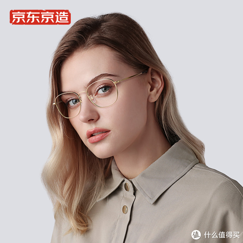 京东京造防蓝光眼镜Pro+系列是一款经典眼镜，它的轻盈设计让它的重量仅为10克，让你轻松佩戴无负担