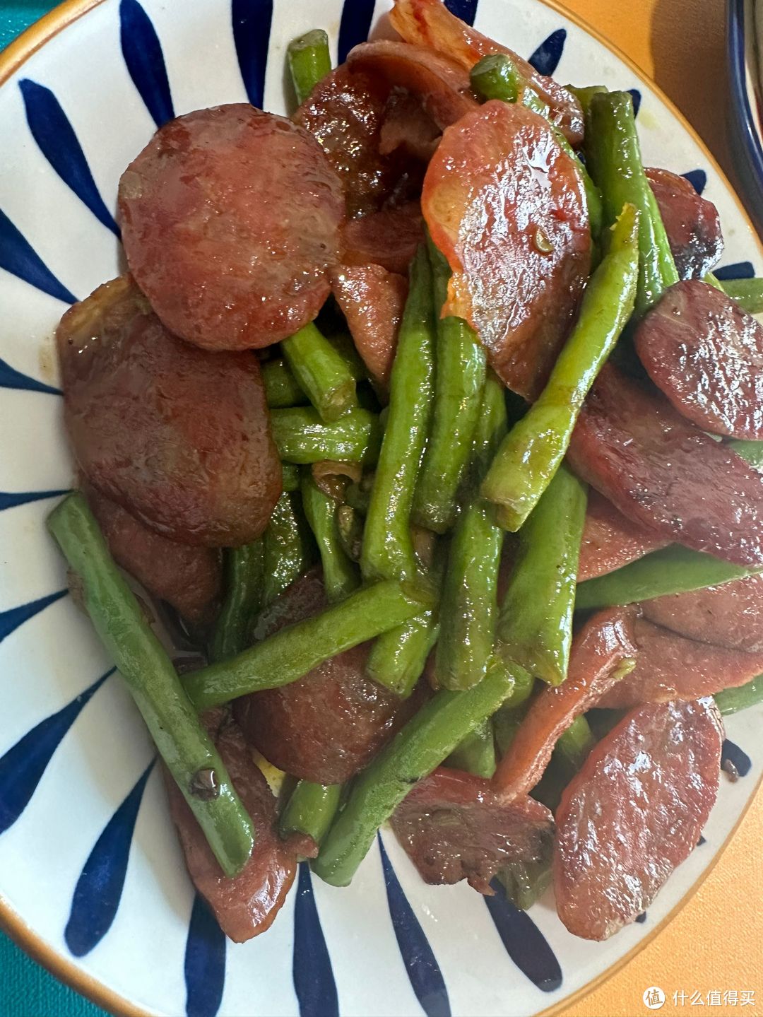 中秋佳节的美食实在是太多了，今天分享一道腊肠炒豇豆。