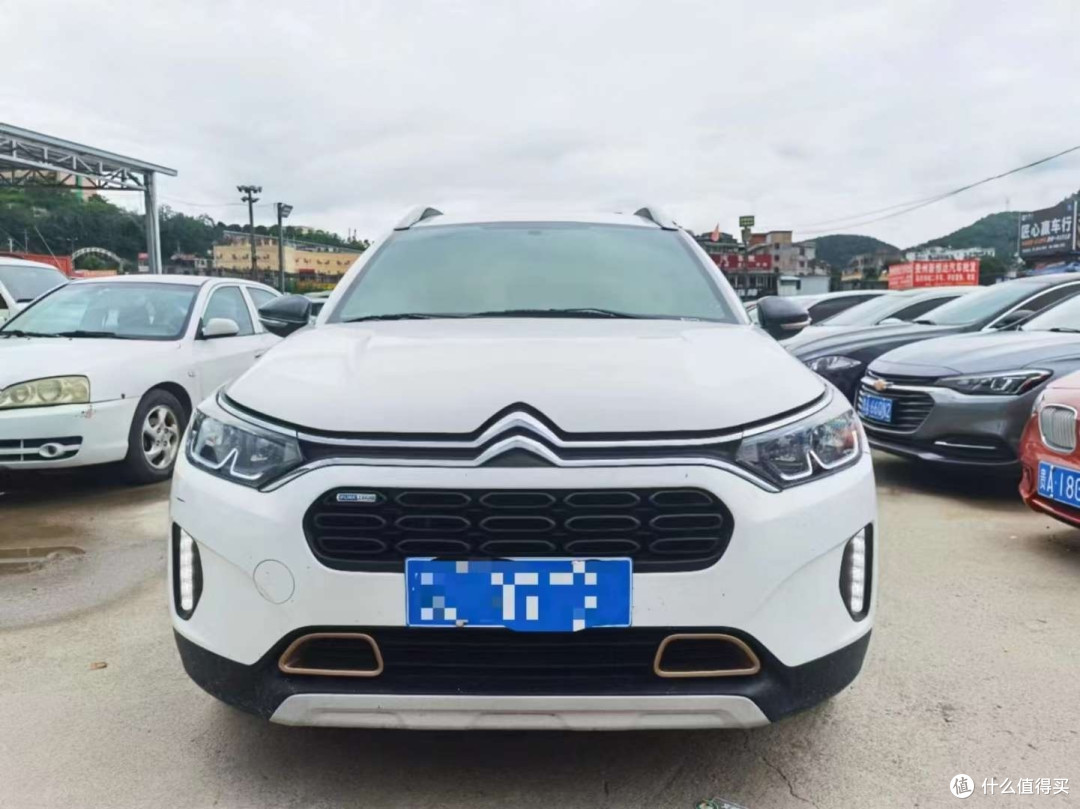 雪铁龙C3-XR是一款小型SUV，其动力表现取决于所选的发动机和变速器组合