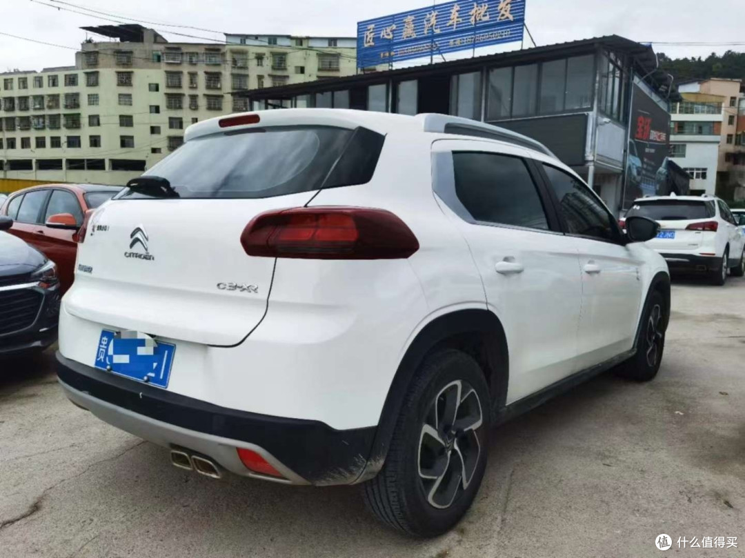 雪铁龙C3-XR是一款小型SUV，其动力表现取决于所选的发动机和变速器组合