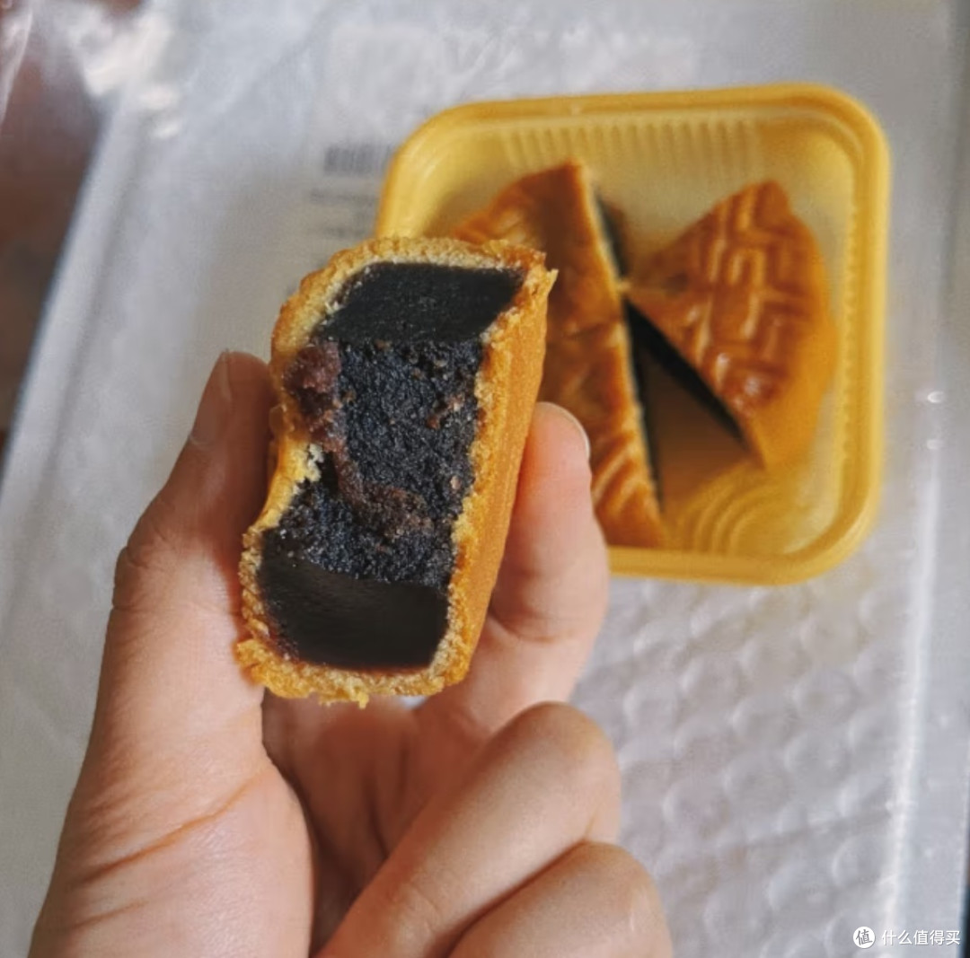 中秋节到了我们一定要在中秋节之前买月饼,因为中秋节的时候买比较贵