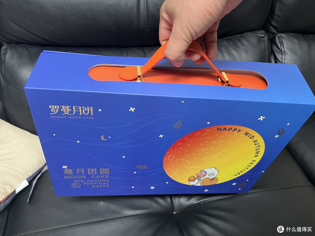 中秋节,全家人围坐在一起分月饼、吃月饼