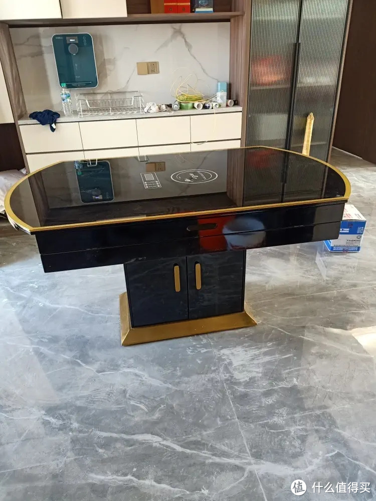 美克家居旗下推出了一款名为岩板餐桌的家用小户型餐桌