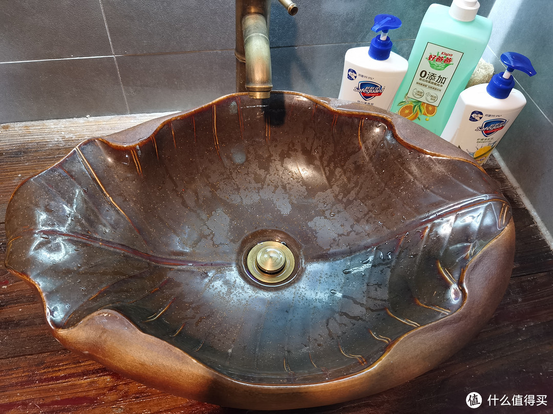 这个复古式的洗手盆特别的好看