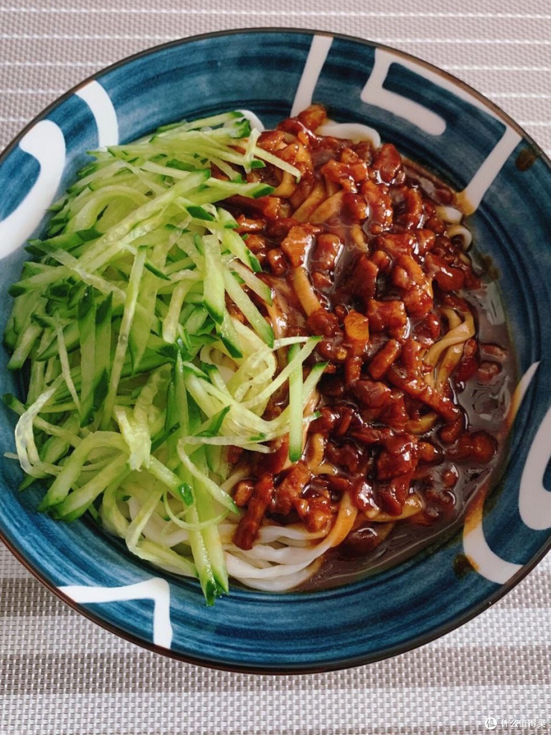 「炸酱面:传统美食的文化解读」