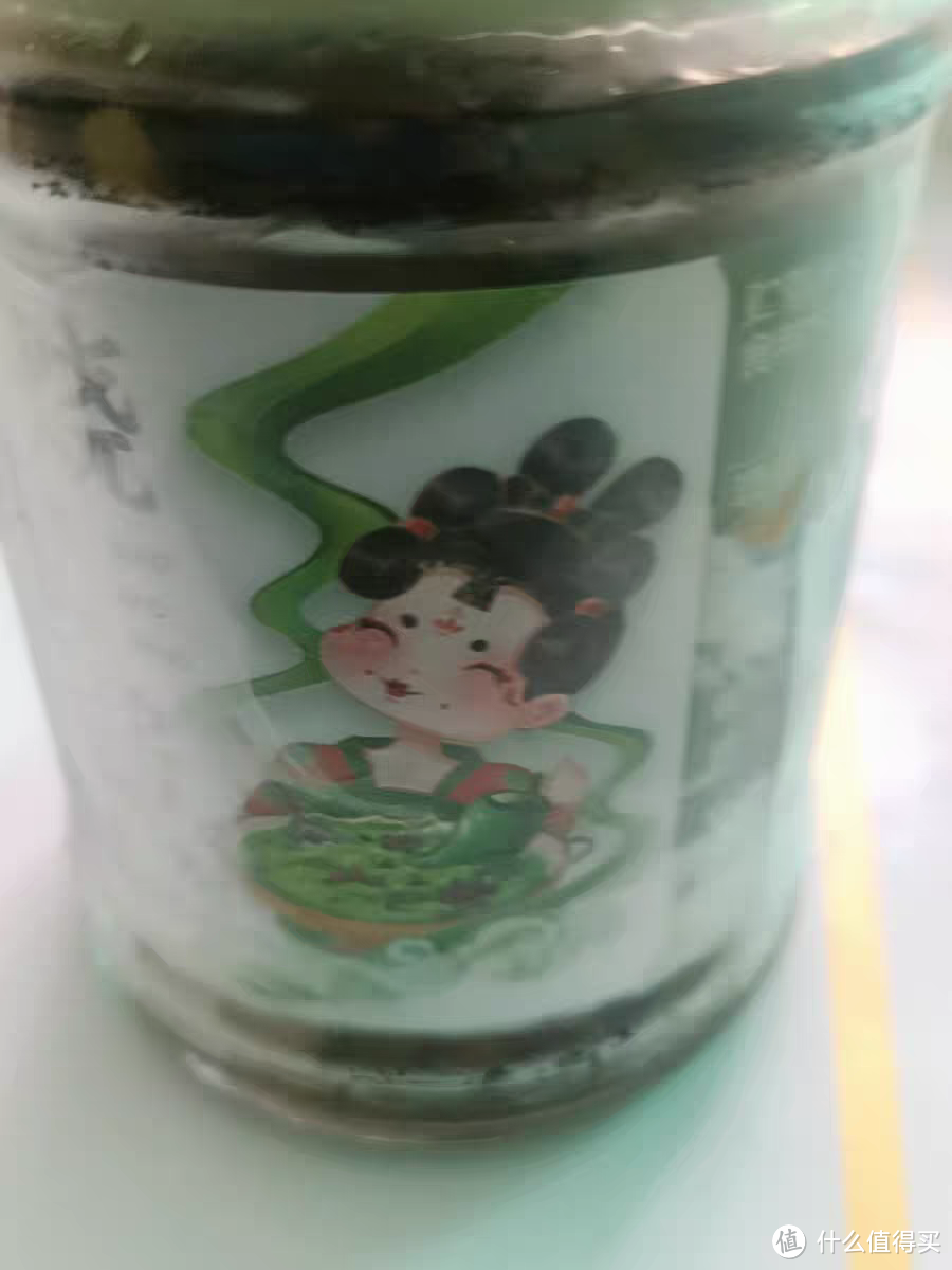 蒜蓉辣椒酱，是四川和湖南地区的特产之一，也被称为剁椒酱或农家拌饭酱