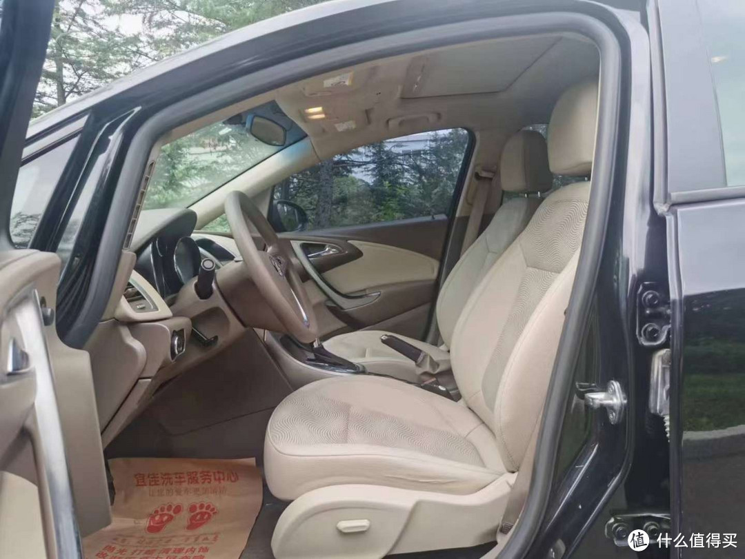 别克英朗（Buick Excelle）是一款紧凑型轿车，其车身设计通常具有以下特点