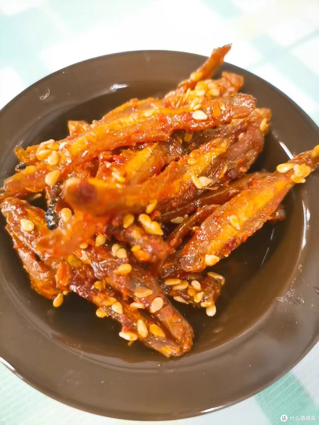 香辣小鱼仔罐装麻辣小鱼干，是一种深海味的休闲零食，不仅可以作为下饭菜，还能搭配美酒享用
