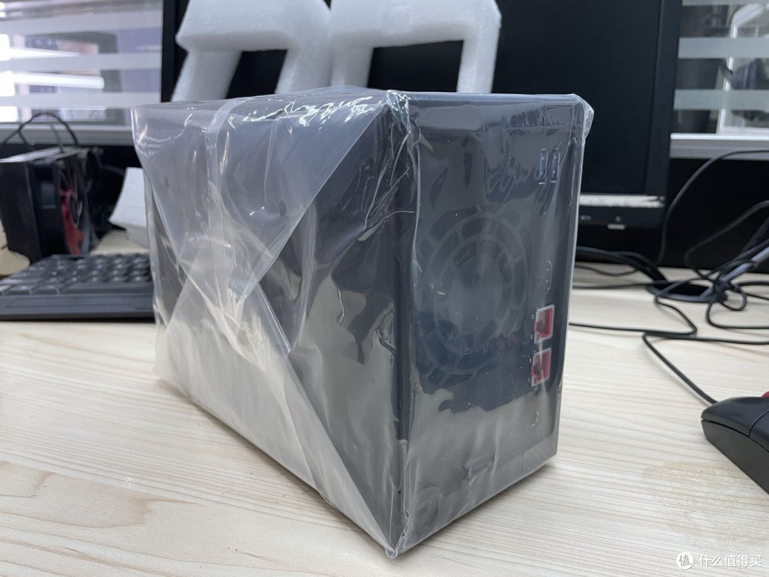 背面2个usb3.0 一个HDMI以及2.5G网口*2