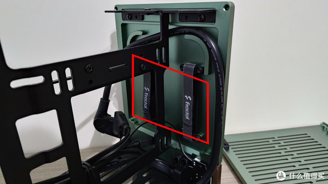 小巧迷你的 ITX 机壳 Fractal Design Terra （ 绿 ） 开箱