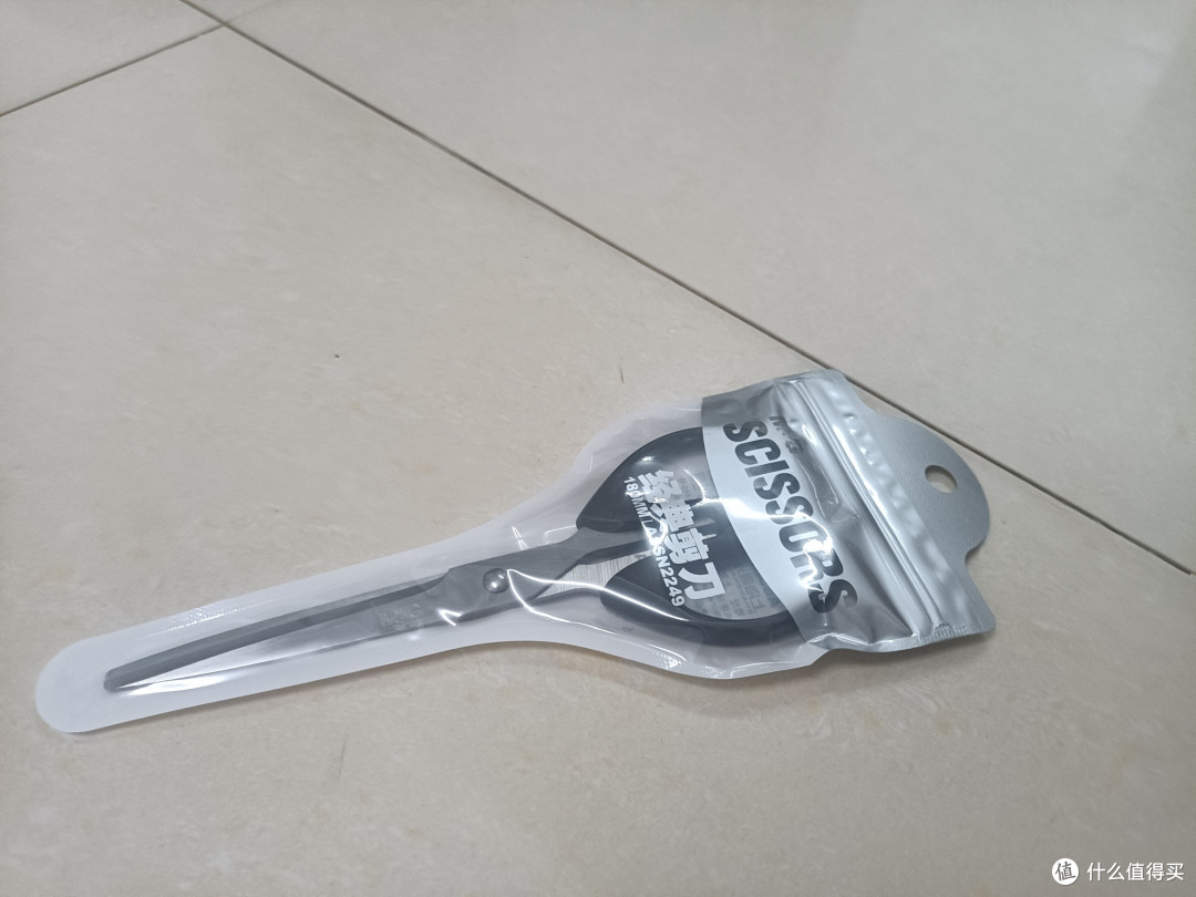 办公室必备用品,剪刀和美工刀,很实用